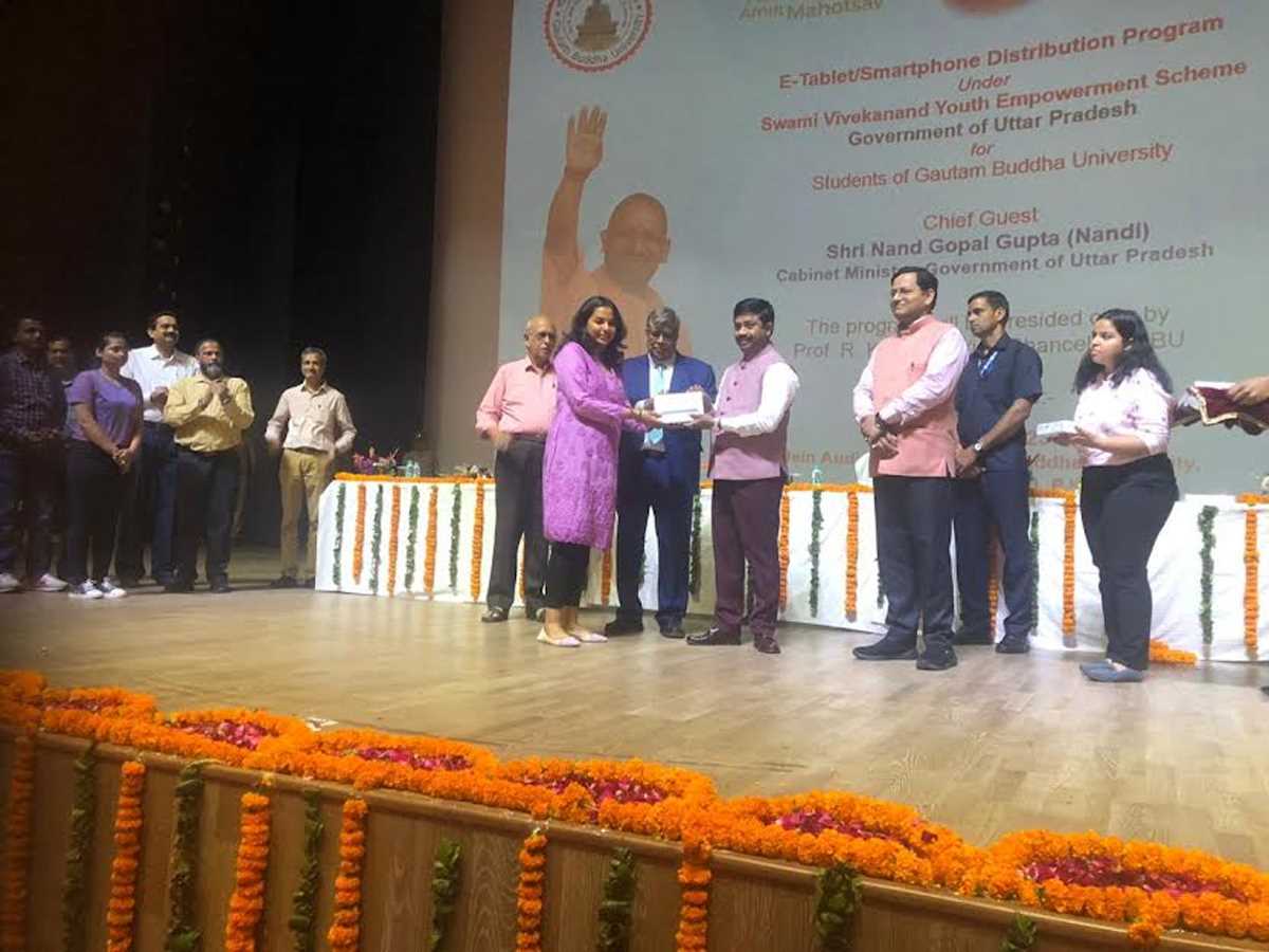 औद्योगिक विकास मंत्री नंदी ने जीबीयू में छात्रों को टैबलेट व स्मार्ट फोन किया वितरित